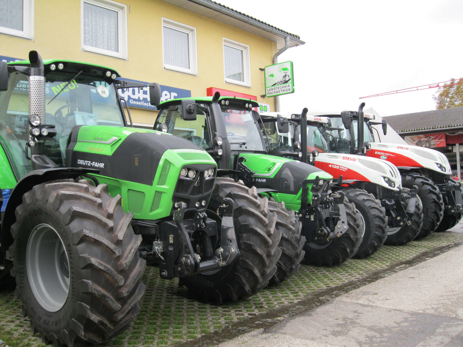 neue Traktoren vor Weingartner GmbH